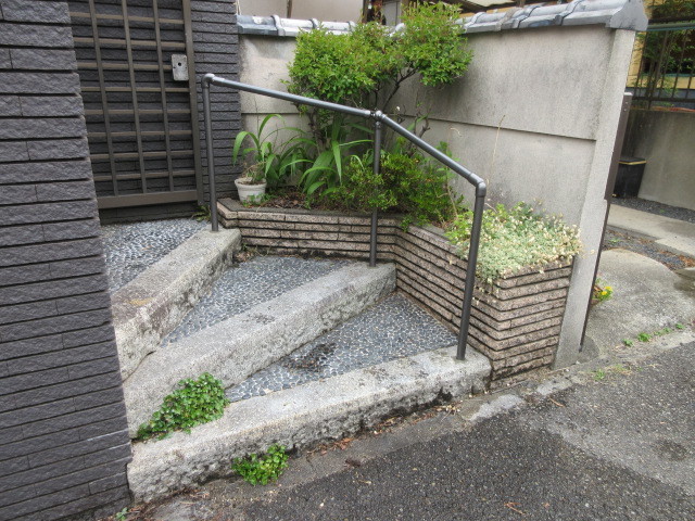 門扉から前面道路までの階段: 介護保険住宅改修工事専門店 株式会社テスリビト